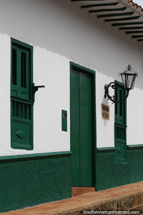 Barichara tiene calles interesantes para pasear y ver las bonitas fachadas de las casas con elementos de madera. (480x720px). Colombia, Sudamerica.