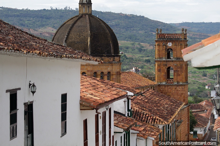 Bela vista de Barichara com a catedral, telhados vermelhos e campos montanhosos  distncia. (720x480px). Colmbia, Amrica do Sul.