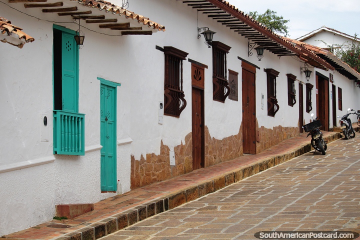 Fachadas semelhantes todas enfileiradas, uma rua tpica com grandes paraleleppedos em Barichara. (720x480px). Colmbia, Amrica do Sul.