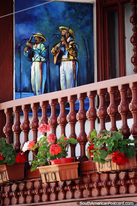 2 homens tocam violo e cantam, uma pintura em uma varanda em Velez - a capital do folclore. (480x720px). Colmbia, Amrica do Sul.