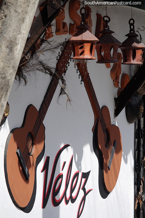 2 guitarras cruzadas, fachada de uma loja de msica em Velez. (480x720px). Colmbia, Amrica do Sul.