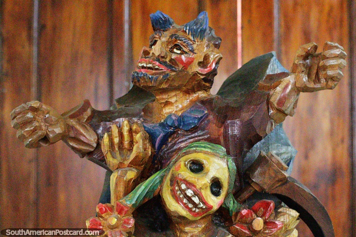 Personagens antigos de carnaval esculpidos em madeira no museu em Pasto. (720x480px). Colmbia, Amrica do Sul.