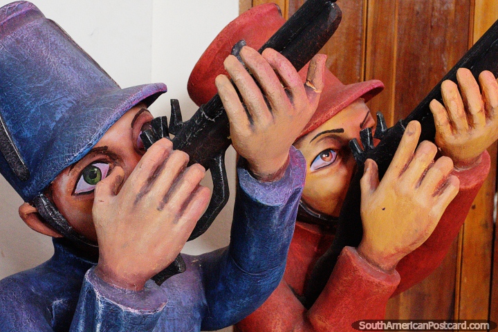 Par de soldados vestidos de azul e vermelho, alinham suas armas, museu do carnaval, Pasto. (720x480px). Colmbia, Amrica do Sul.