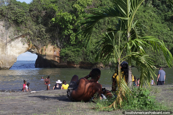Tumaco e gente relaxando e brincando em frente à arcada de arco do Morro. (720x480px). Colômbia, América do Sul.