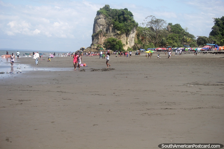 Playa Morro en la costa del Pacfico, 5 horas al oeste de Pasto en Tumaco. (720x480px). Colombia, Sudamerica.