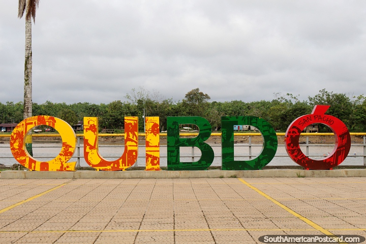 Las letras coloridas deletrean el nombre de la ciudad de Quibd junto al ro. (720x480px). Colombia, Sudamerica.