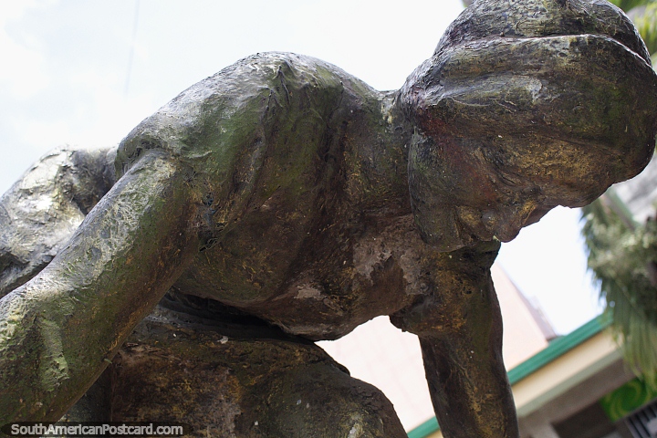 La Barequera, monumento de bronce de una mujer en Quibd. (720x480px). Colombia, Sudamerica.