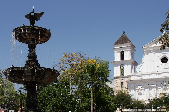 Fonte e igreja branca no Parque Principal de Santa Fe de Antioquia. (720x480px). Colômbia, América do Sul.