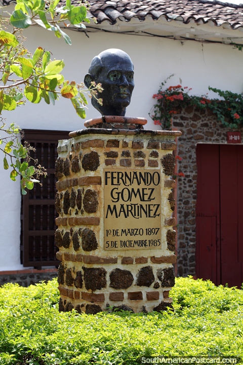 Fernando Gómez Martínez (1897-1985), político y gobernador de Antioquia, busto en Santa Fe. (480x720px). Colombia, Sudamerica.