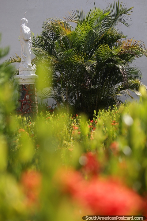 Monumento religioso nos jardins do Campus Jose Maria Martinez Pardo em Santa Fe. (480x720px). Colmbia, Amrica do Sul.