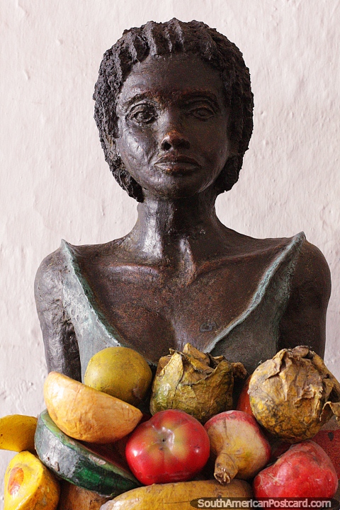 Mujer con fruta, una atractiva obra de arte antigua en exhibición en Santa Fe de Antioquia. (480x720px). Colombia, Sudamerica.