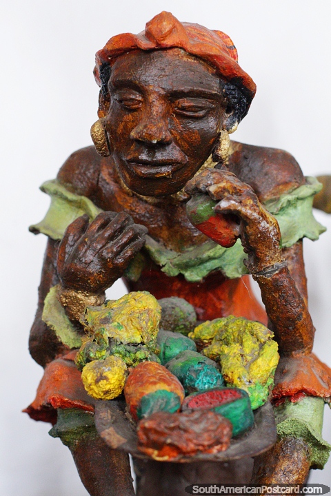 Homem com vegetais, obra de arte antiga em Santa Fe de Antioquia. (480x720px). Colômbia, América do Sul.