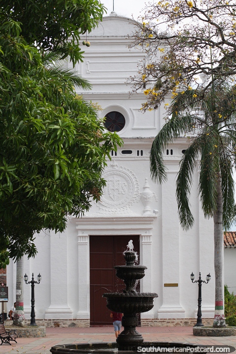 Templo Mi Padre Jesús (1828-1845), blanco con estilo neoclásico y detalles barrocos, Santa Fe. (480x720px). Colombia, Sudamerica.