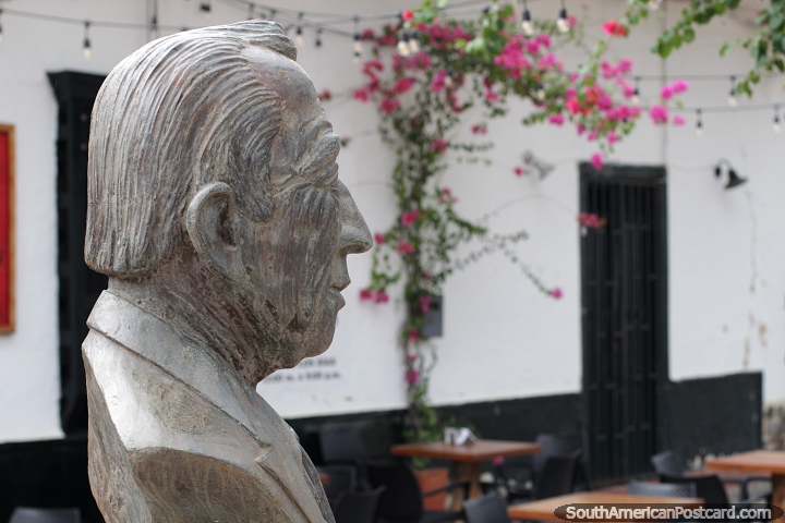 Jorge Robledo Ortiz (1917-1990), poeta y periodista, busto en Santa Fe donde nació. (720x480px). Colombia, Sudamerica.