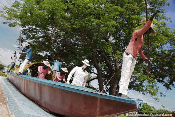 Pescadores en acción, monumento con bote bajo un gran árbol en Santa Marta. (720x480px). Colombia, Sudamerica.