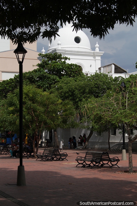 Cúpula da catedral e da praça da igreja em Santa Marta. (480x720px). Colômbia, América do Sul.