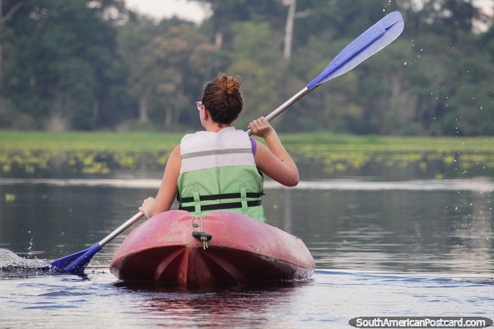 Rema y explora el lago Yahuarkaka en Leticia en un kayak. (720x480px). Colombia, Sudamerica.
