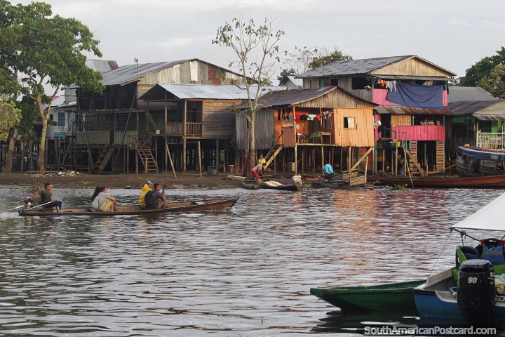Casas de madeira ao lado do rio ao redor do porto em Leticia. (720x480px). Colômbia, América do Sul.