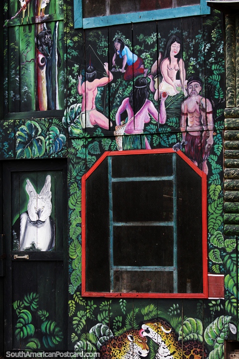 Mural de una escena selvática al costado de una casa en Mocagua cerca de Leticia. (480x720px). Colombia, Sudamerica.