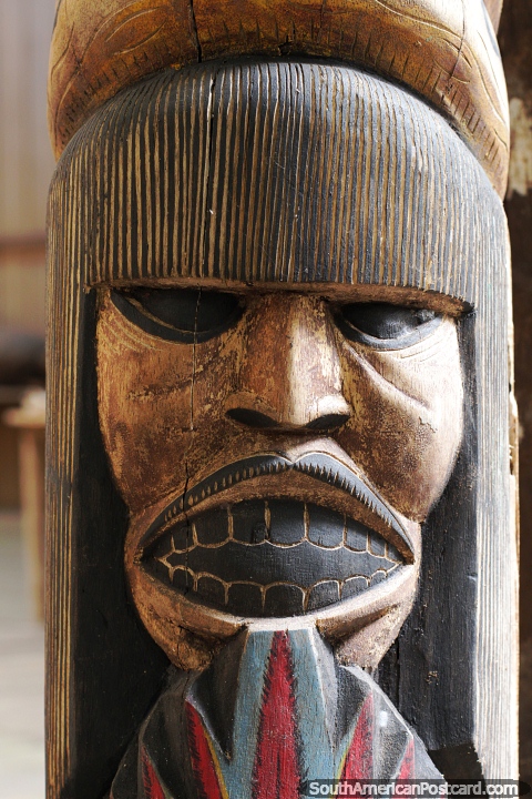 Face de madeira esculpida em exposição no museu em Mocagua perto de Leticia. (480x720px). Colômbia, América do Sul.