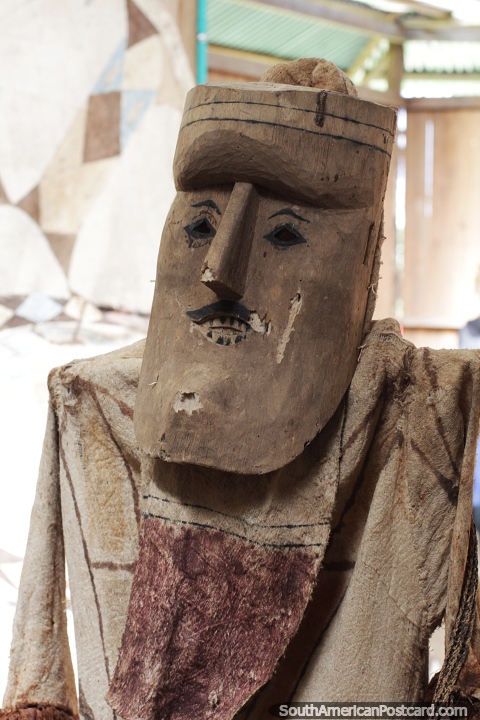 Máscara antigua de madera y camisa de tela de la cultura indígena de Mocagua, Leticia. (480x720px). Colombia, Sudamerica.