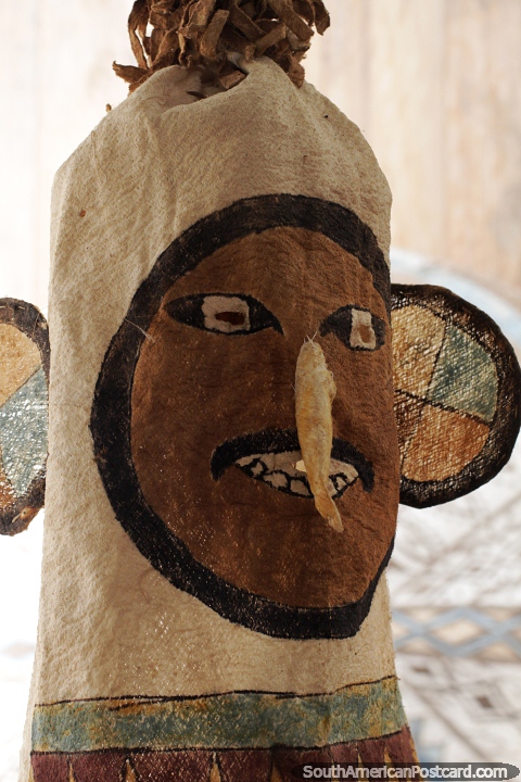 De nariz larga y orejas grandes, máscara de tela en el museo de Mocagua, Leticia. (480x720px). Colombia, Sudamerica.