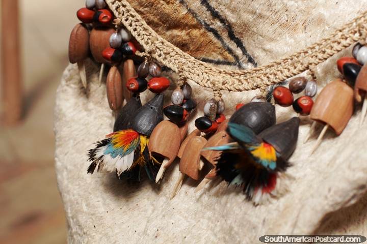 Collar de chaquira, hueso y plumas, museo en Mocagua, Leticia. (720x480px). Colombia, Sudamerica.