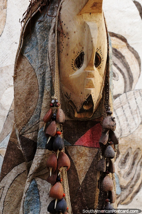 Um traje especial antigo feito de uma variedade de materiais, museu Mocagua, Leticia. (480x720px). Colmbia, Amrica do Sul.
