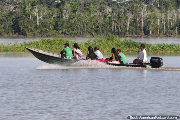 As pessoas viajam ao longo do rio Amazonas at sua comunidade, Mocagua, Letcia. (720x480px). Colmbia, Amrica do Sul.