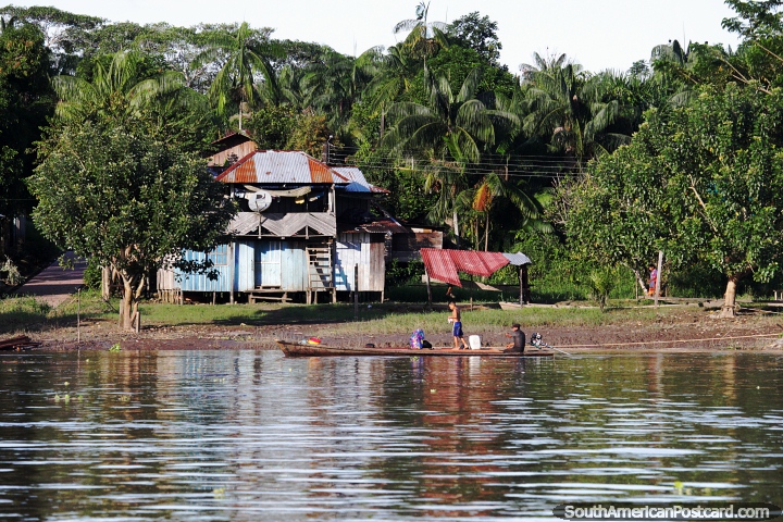 Casa na selva ao lado do rio Amazonas, moradores em uma canoa ao redor de Letcia. (720x480px). Colmbia, Amrica do Sul.