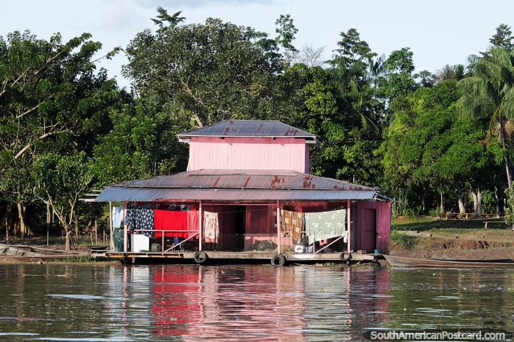 Casa rosa construda em uma plataforma no rio Amazonas ao redor de Letcia. (720x480px). Colmbia, Amrica do Sul.