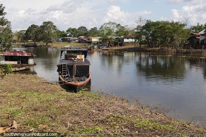 Frente al ro Amazonas con aguas tranquilas en Leticia. (720x480px). Colombia, Sudamerica.