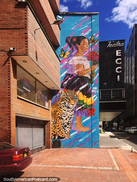 Mulher com flores, borboletas e uma onça, enorme mural de rua em um prédio em Bogotá. (480x640px). Colômbia, América do Sul.