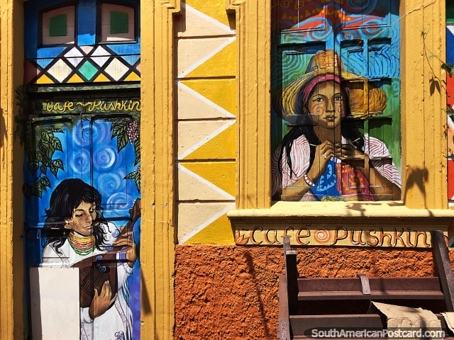 Fachada de madeira de um caf lindamente pintada com pessoas e cores em Bogot. (640x480px). Colmbia, Amrica do Sul.