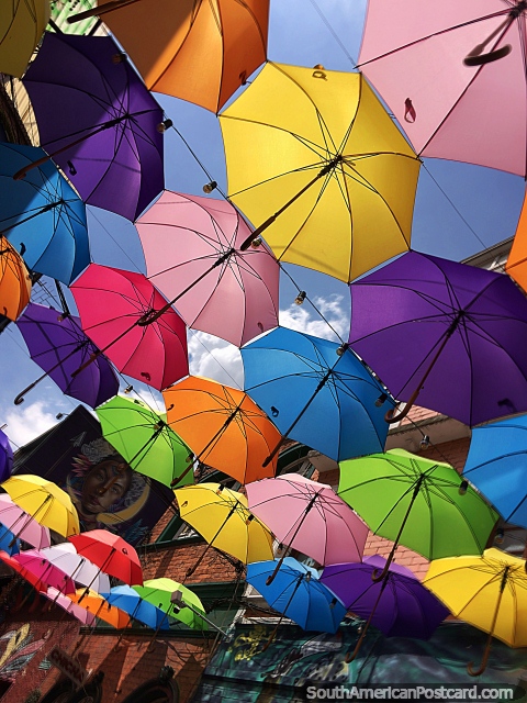Rua Umbrella em La Candelaria em Bogotá, cheia de cor de cima. (480x640px). Colômbia, América do Sul.