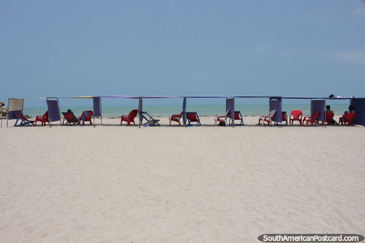 Alugue uma cadeira  sombra na praia de Riohacha. (720x480px). Colmbia, Amrica do Sul.