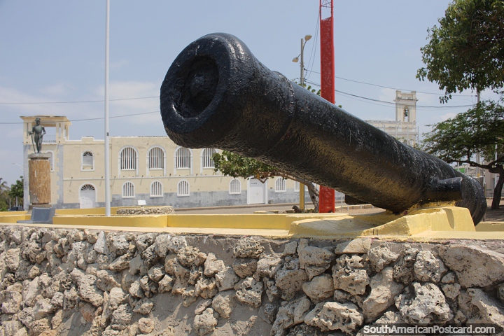 Cannon with the Capuchin Minor Brothers building behind in Riohacha. (720x480px). Colombia, South America.