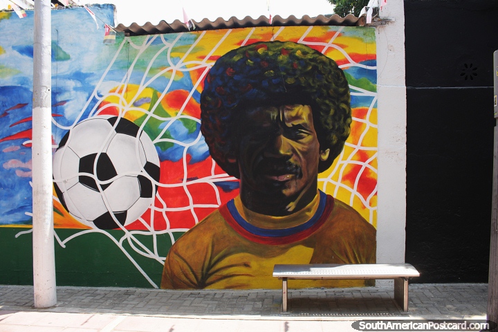 Mural de estrela de futebol com cores vivas em Riohacha. (720x480px). Colmbia, Amrica do Sul.