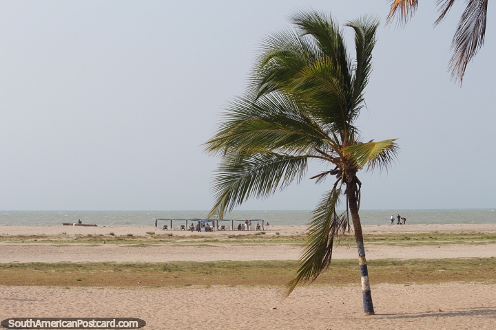 Frente a playa abierta de arena y mar en Riohacha. (720x480px). Colombia, Sudamerica.