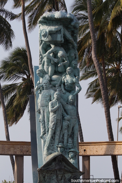 Monumento em Riohacha chamado Identidade com muitas pessoas do artista Yino Marquez Arrieta. (480x720px). Colmbia, Amrica do Sul.