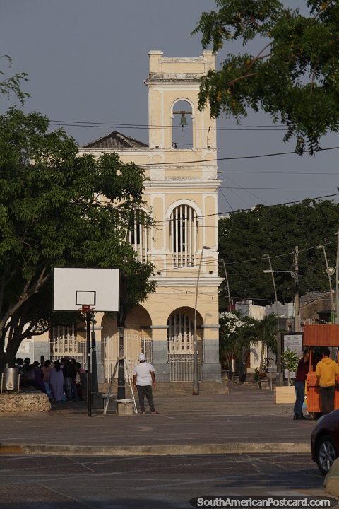 Campanrio de um antigo instituto religioso e capela em Riohacha. (480x720px). Colmbia, Amrica do Sul.