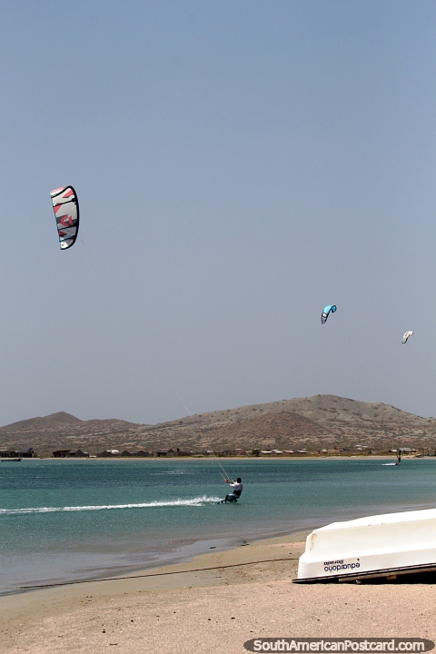 En Cabo de la Vela el kitesurf es popular y se puede aprender. (480x720px). Colombia, Sudamerica.