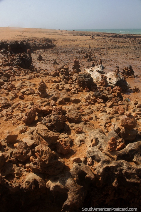 Bolas de roca con agujeros como la superficie lunar en Kama'aichi, Cabo de la Vela. (480x720px). Colombia, Sudamerica.