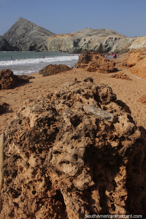 Interessantes formaes rochosas na praia com colinas em Pilon de Azucar, em Cabo de la Vela. (480x720px). Colmbia, Amrica do Sul.