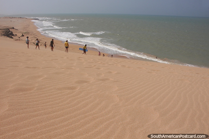 Padres na areia e pessoas praticando sandboard ao longe em Taroa, Guajira. (720x480px). Colmbia, Amrica do Sul.