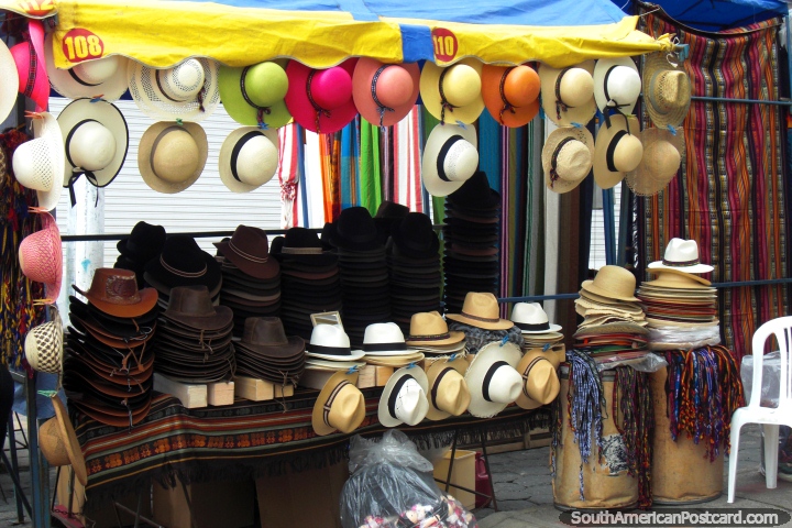Sombreros vistosos en Otavalo. (720x480px). Ecuador, Sudamerica.