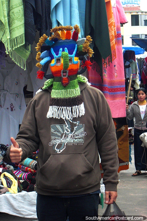 Una mscara balaclava de lana vistosa en Otavalo. (480x720px). Ecuador, Sudamerica.