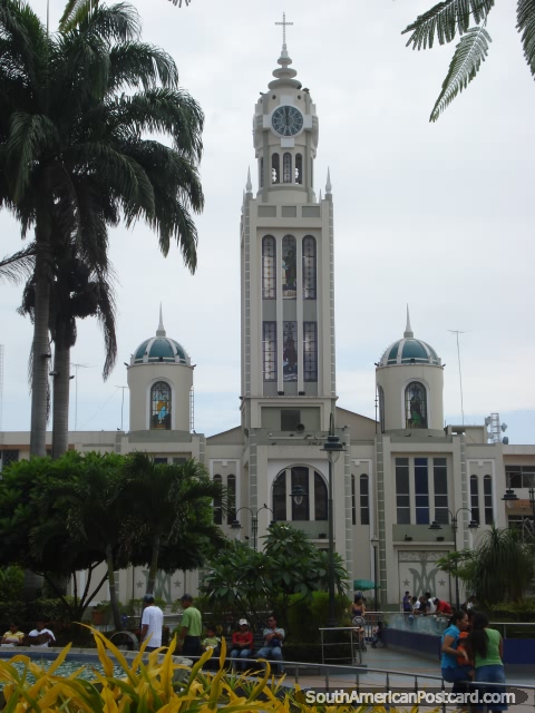 A igreja na praça pública de Machala. (480x640px). Equador, América do Sul.