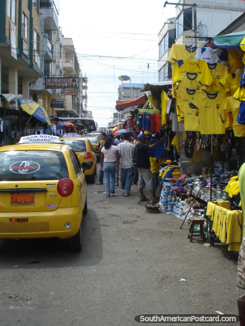 Camisas de futebol equatorianas nos mercados de Machala. (480x640px). Equador, Amrica do Sul.