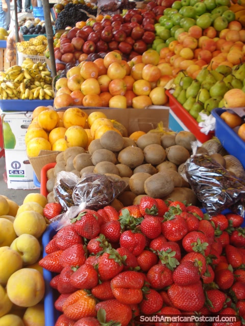 Mercado de fruto de Machala, morangos, kiwifruit, pssegos, mangos, bananas. (480x640px). Equador, Amrica do Sul.